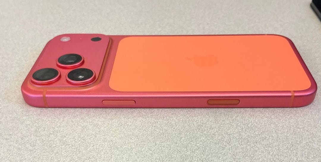 iPhone 17 Pro 出现褪色，橙色变粉色了！